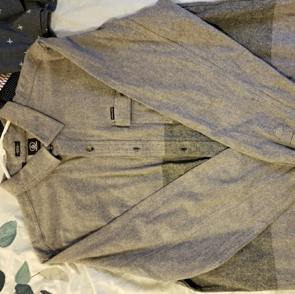 Volcom slim fit size Xlarge button down